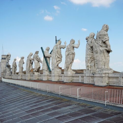 12 Apostel Statuen am Petersdom